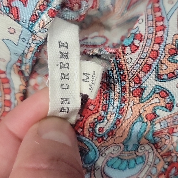 En creme short shorts  multi color size medium  @15 - Picture 3 of 4